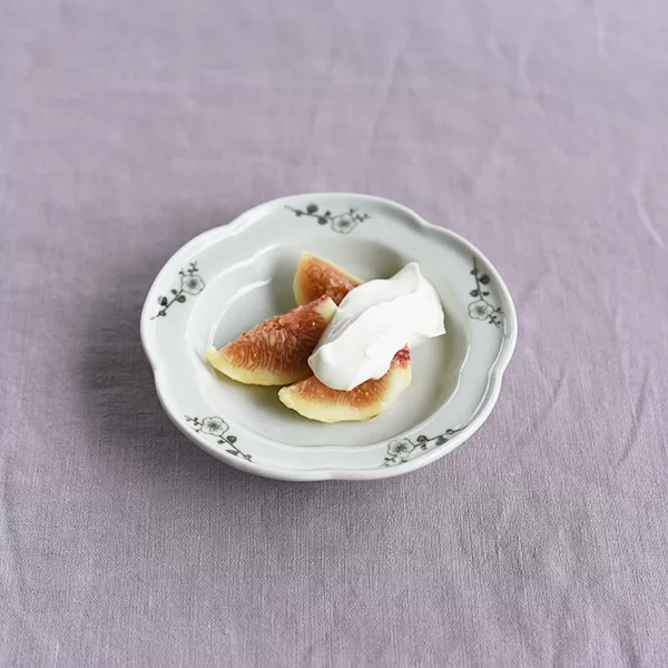 いちじくのヨーグルトクリーム添え