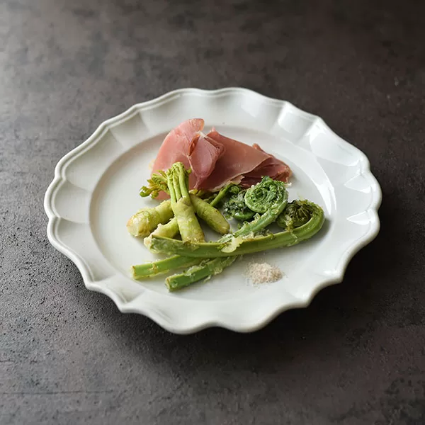山菜のフリット生ハム添え