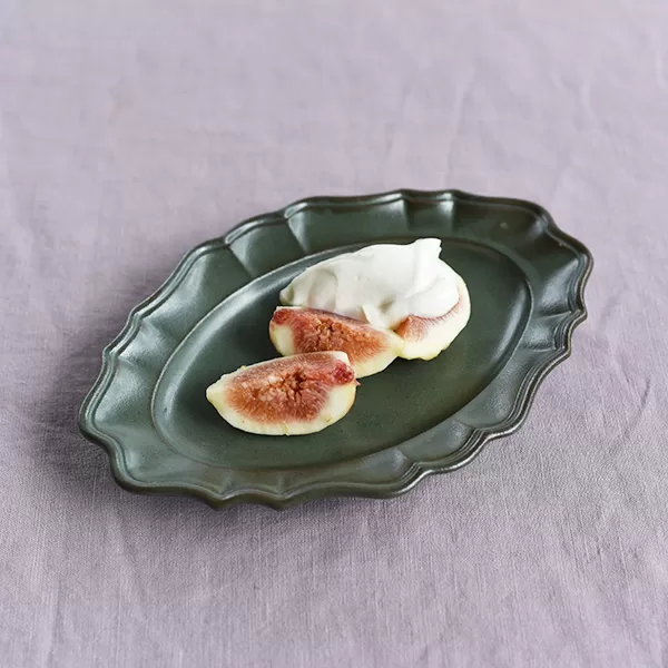 いちじくのヨーグルトクリーム添え