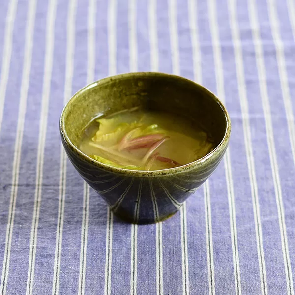 レタスとみょうがのお味噌汁