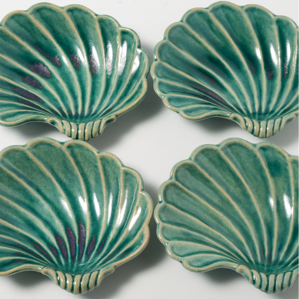 色ムラや釉垂れ、焦げ感に個体差が生じます。